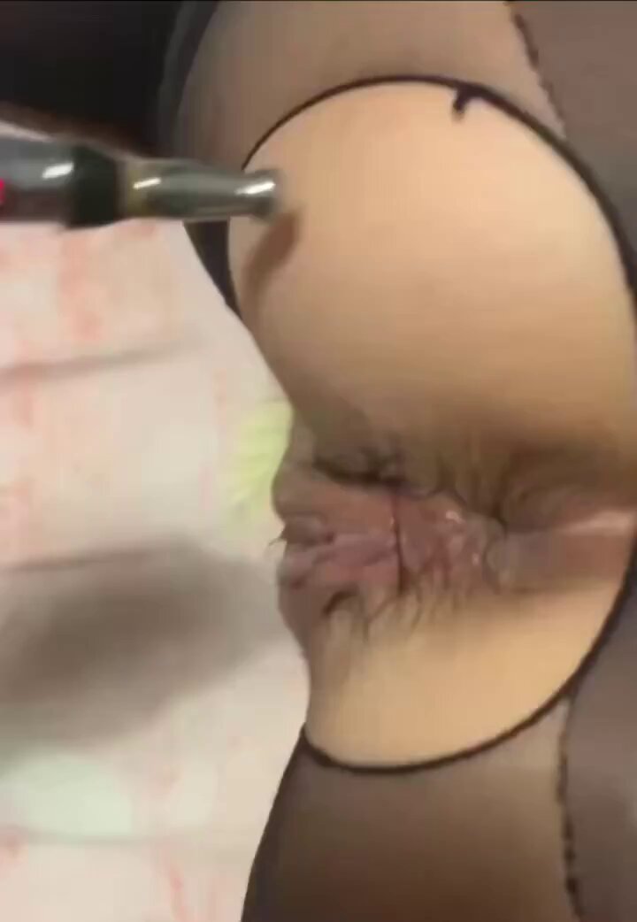 黑丝骚货翘臀电击高潮！阴唇穴口喷汁狂抖