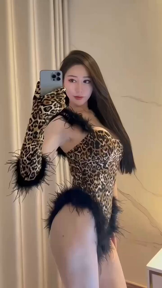 豹纹骚货自拍翘臀诱惑，巨乳美腿等你操！