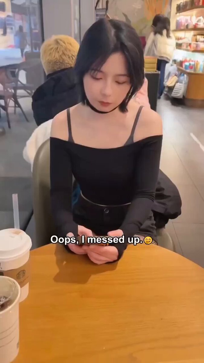 咖啡厅辣妹Oops失误！黑丝美腿诱惑大秀，神秘男手伸向私处