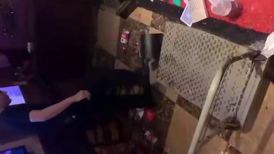 ฉันขอแนะนำเหตุการณ์เมาค้างที่ KTV ที่เป็นไวรัลนี้เป็นอย่างยิ่ง: เด็กสาวคนหนึ่งถูกวางยา ทวารหนักของเธอถูกล่วงละเมิดจนถูกเปิดออกด้านใน และเ...