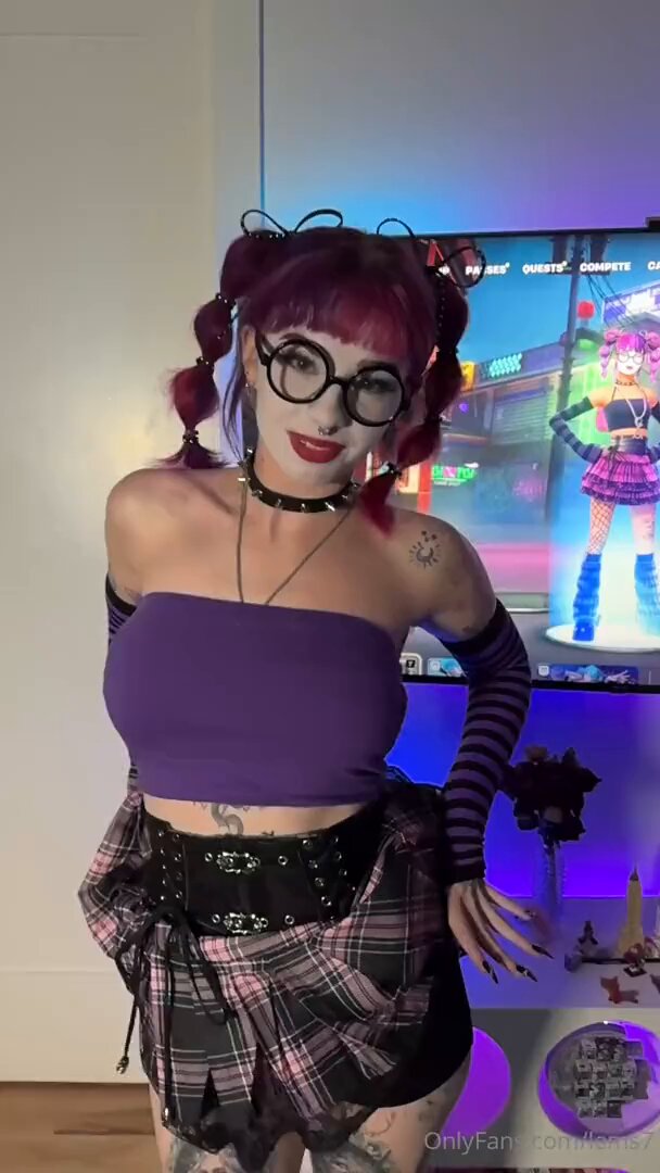 紫髪メガネのゴス娘が巨根を狂ったように舐め、美尻で騎乗し激しく突かれる 123av.fun独占