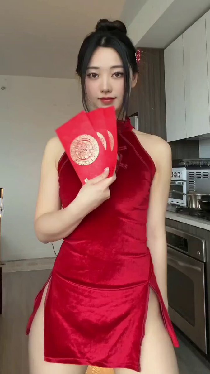 新年の特典！黒ストッキング美女がチャイナドレスでキッチンで熱いダンス、大腿とプリッとしたヒップを露出して誘惑