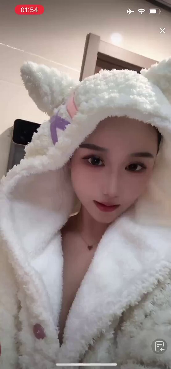 女生在家都喜欢不穿呗 