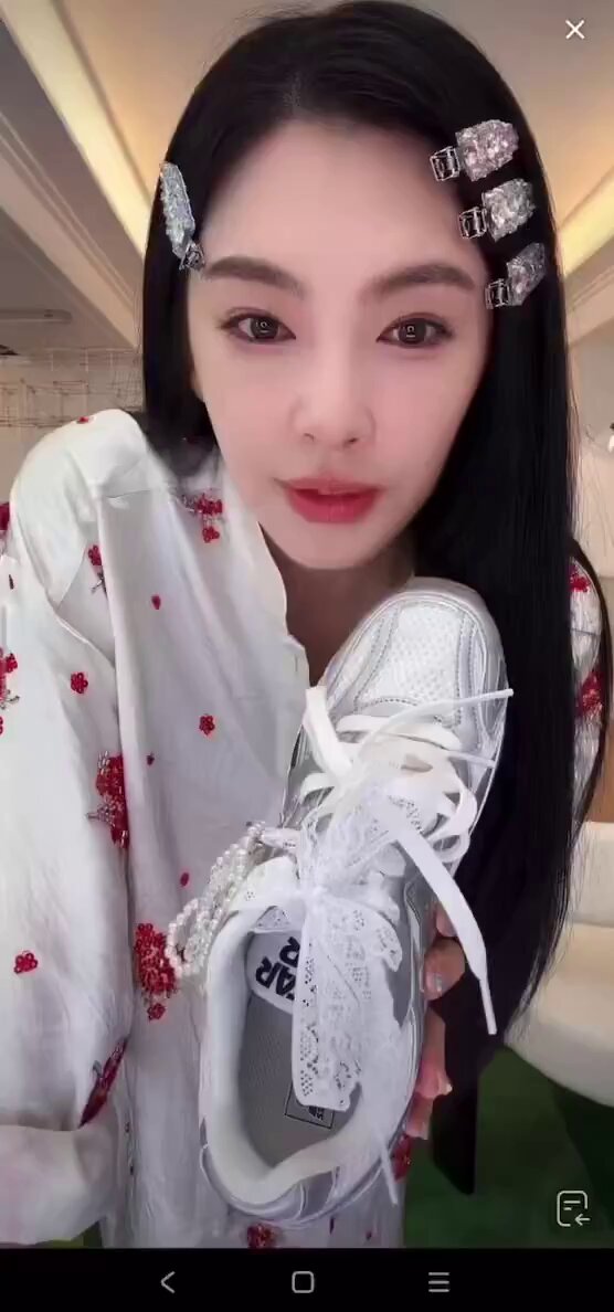 黒髪美女のバスローブ誘惑！白いスニーカーが欲望をかき立てる