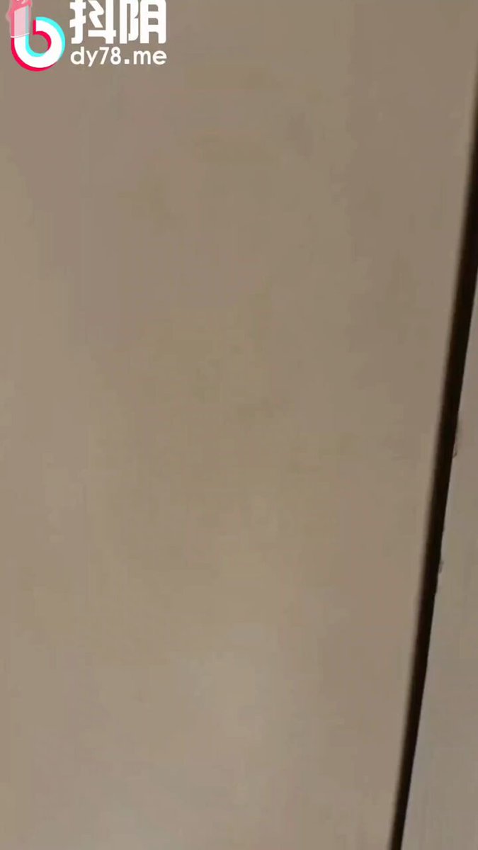 巨乳美女粉色丁字裤诱惑脱衣秀，翘臀爆乳床上扭动