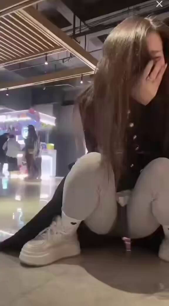 她这是怎么了？没有人帮帮她吗？？ 