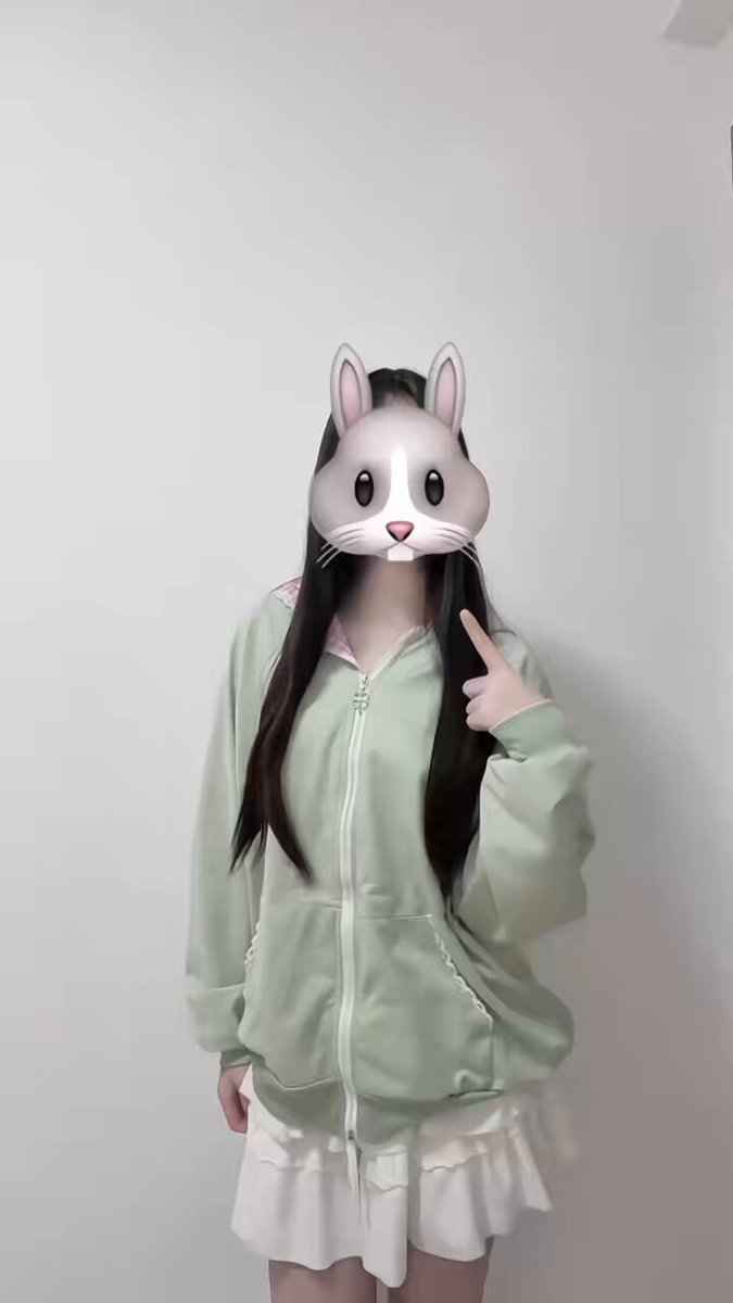 黒ロングストレートのバニーガール脱衣ショー！緑のパーカーの下に巨乳バニ―ランジェリーを隠し誘惑