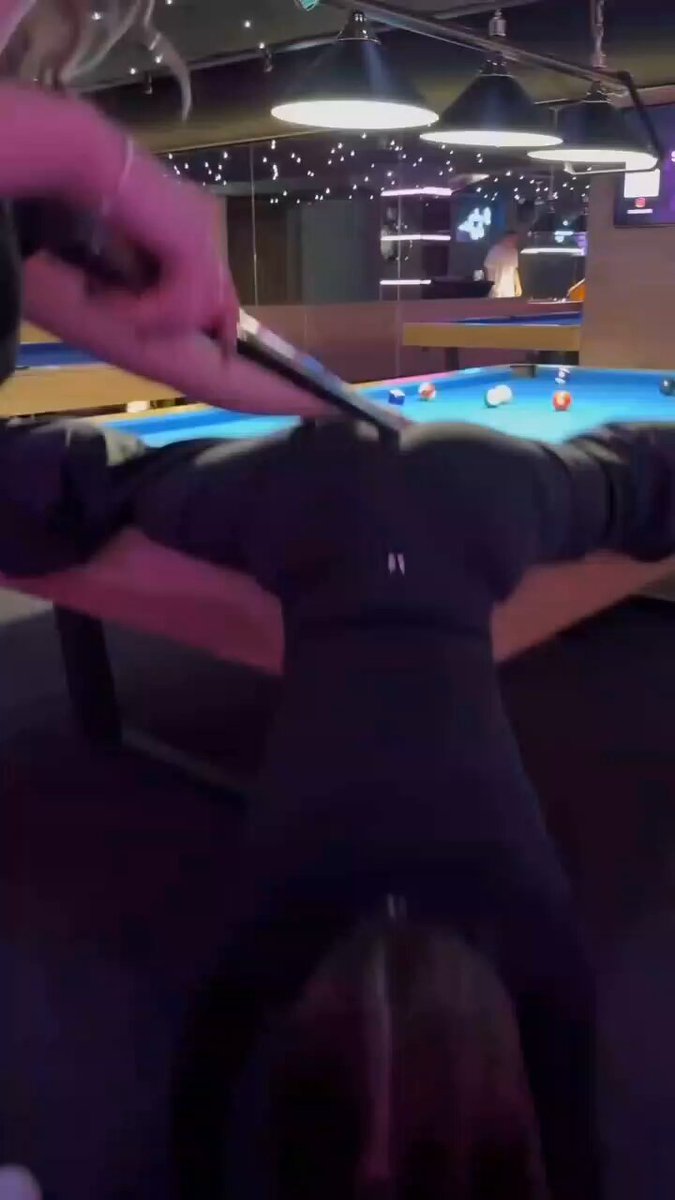 目前正在陪领导打球，不便接听电话 