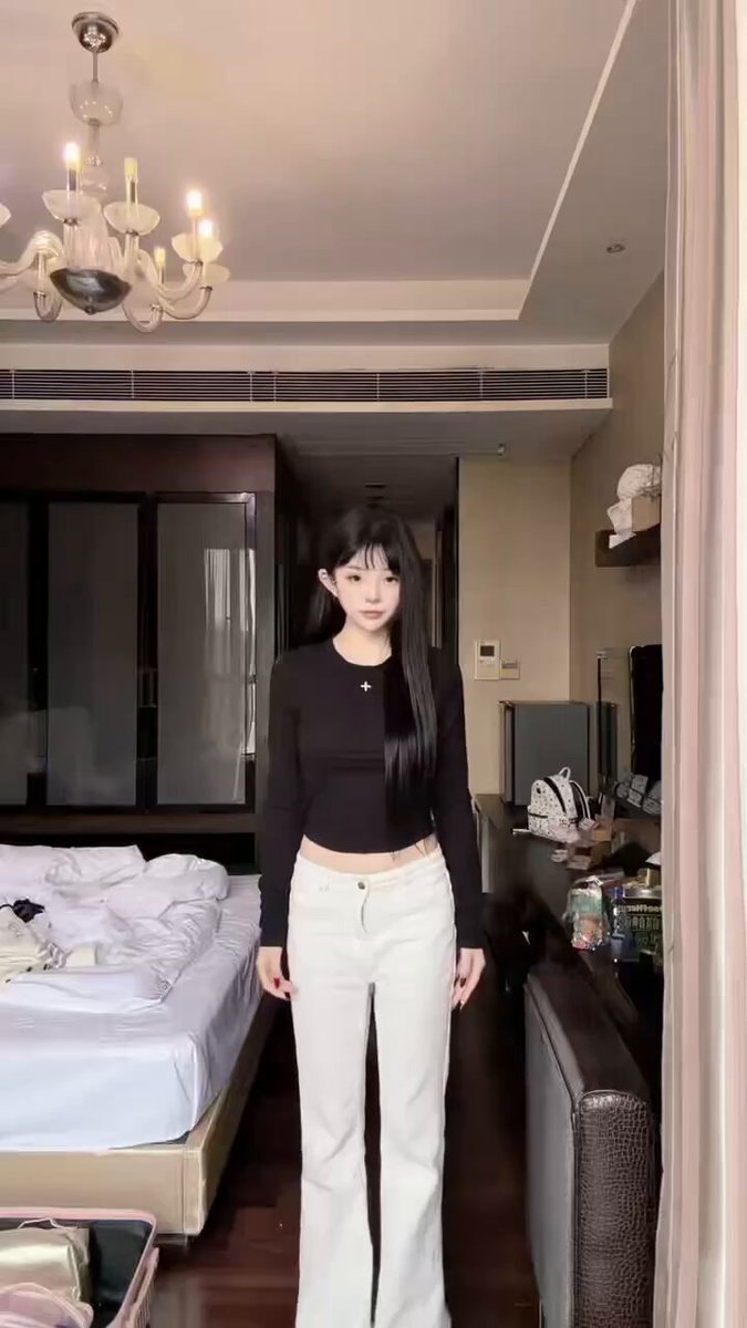 #广州 #上门服务 #站街 #扫街
首次巨白幼瘦纯欲下海
年龄：2006年
身高170净高
体重 98斤
罩杯 C杯【原生】
标签 巨白|大长腿高瘦
完美白幼瘦 无纹...