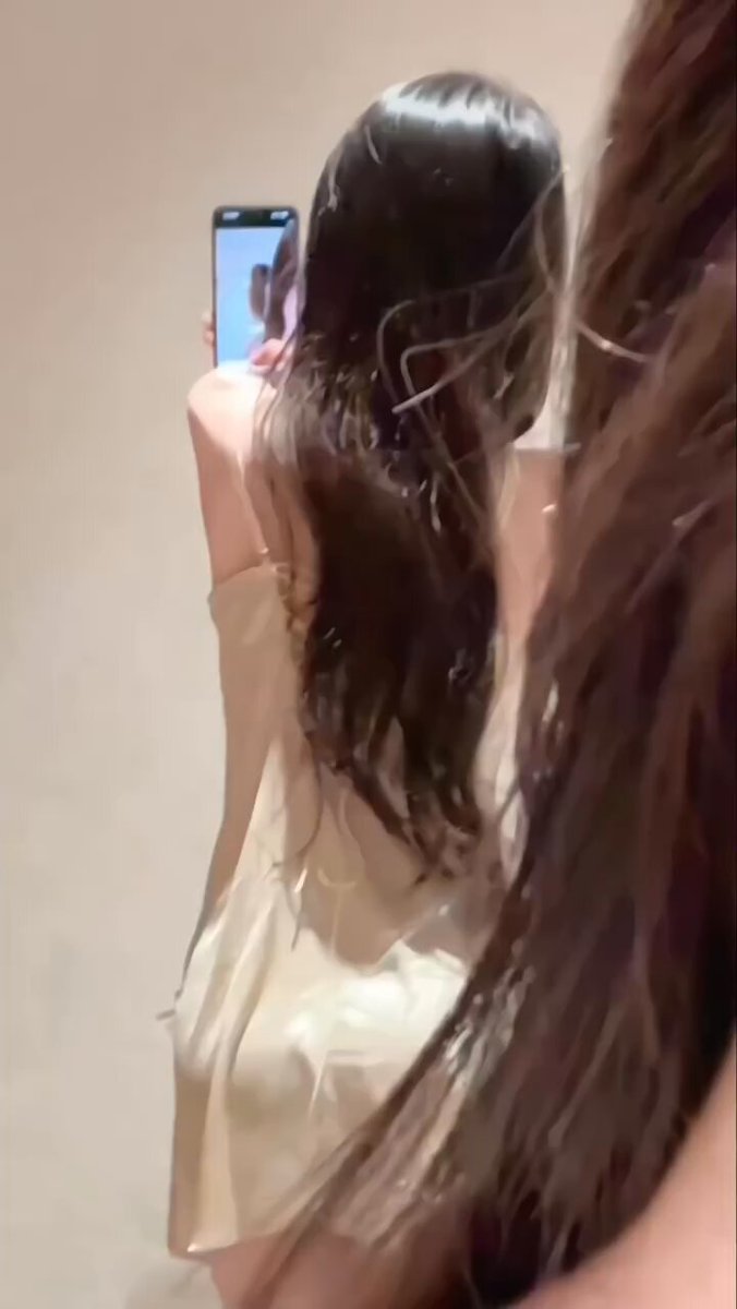 丝滑睡裙诱惑自拍！长发美女翘臀摇曳超撩人