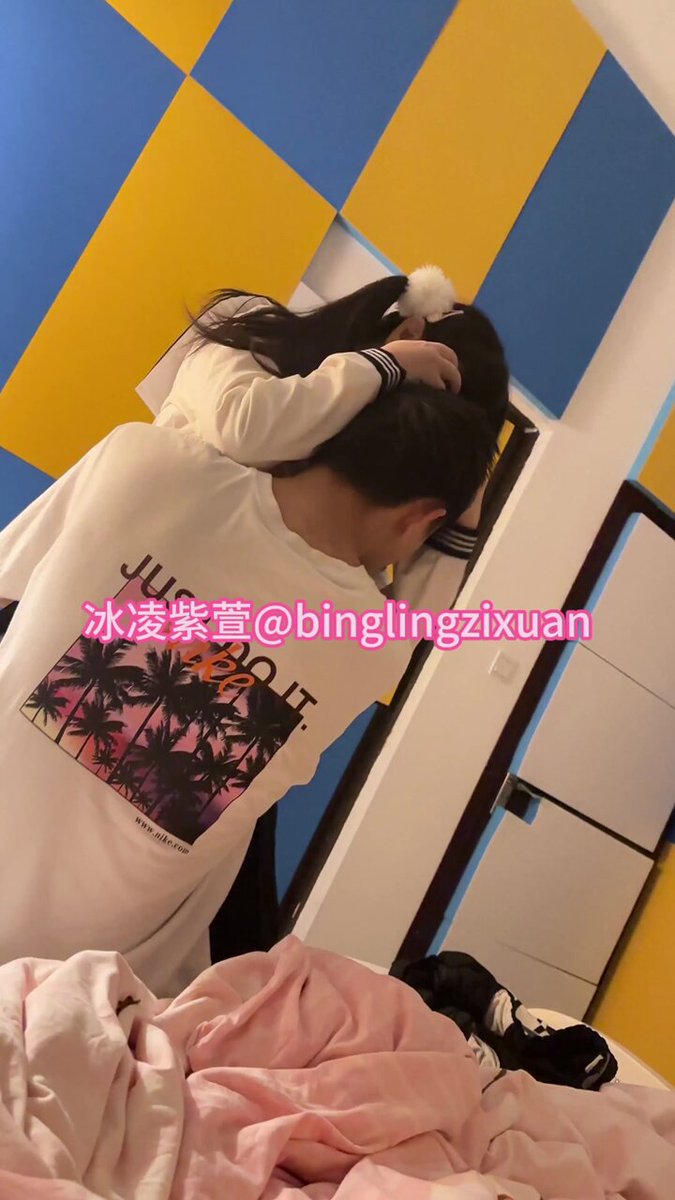 冰铃子轩翘臀露屄脚底诱惑，JK少女床上大开腿玩穴