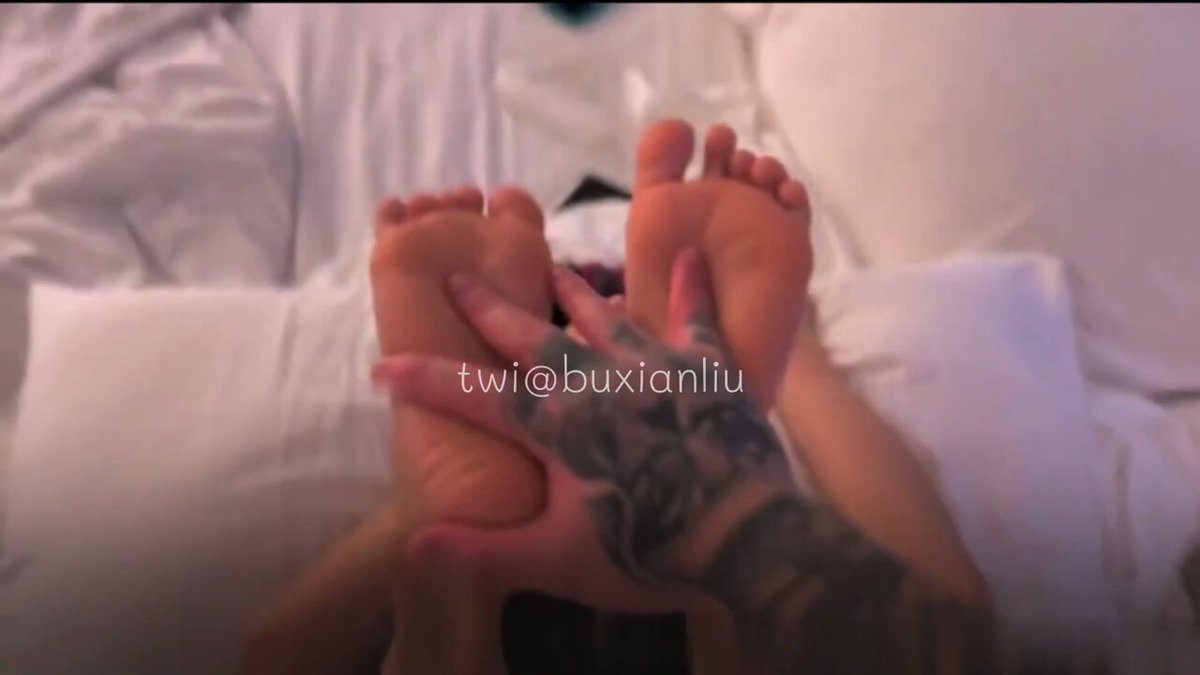 タトゥーのマッチョが美女の美脚を狂ったように弄ぶ！ベッドで足を舐め、指で膣を刺激して絶頂で噴射