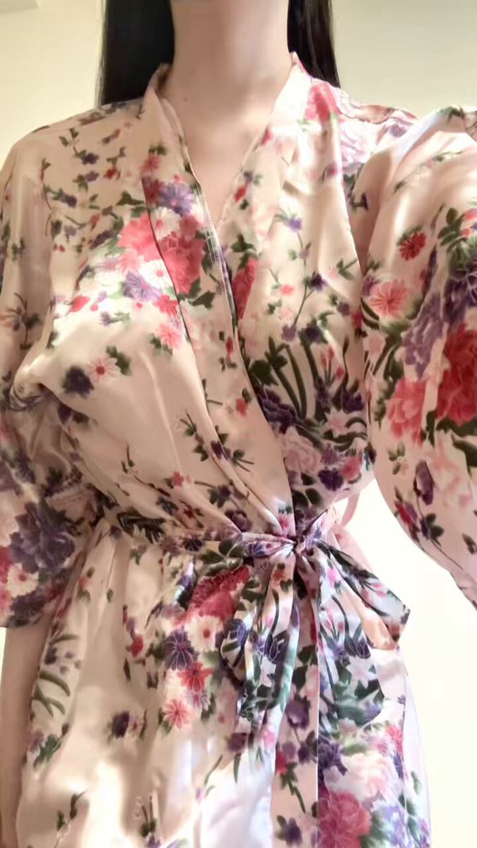 丝质睡袍诱惑！长发美女解开腰带露巨乳玩奶撩阴