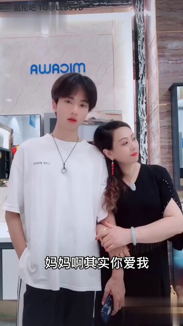 A&W店内帅哥熟女亲密调情！嘴唇微张眼神勾魂直击下体