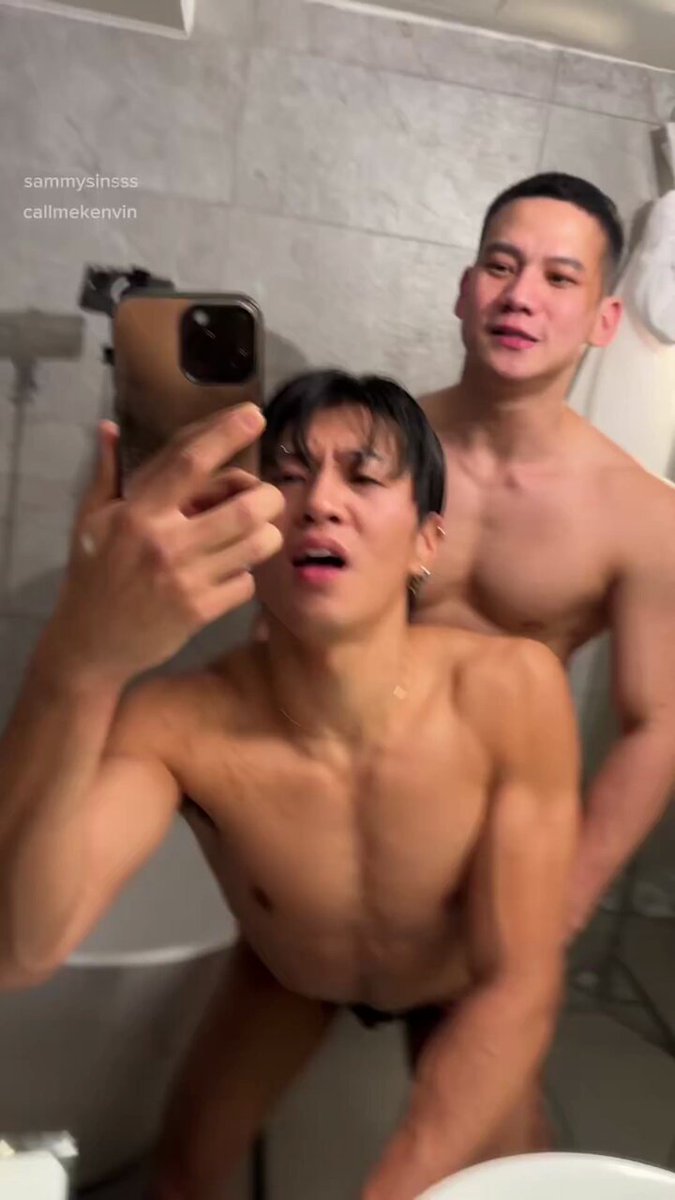 浴室のマッチョ男性セルフィーと激しい性行為