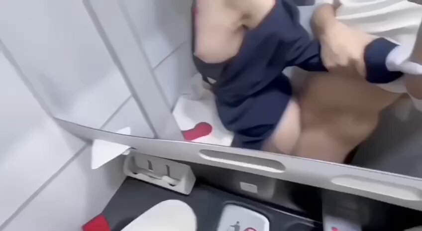 之前在飞机上露出，你们都说不够清晰，那这次满足下你们的好奇心～

这次直接被放在洗手台上操了，开裆丝袜M字腿露着小穴，等待着别人努力抽插，实...