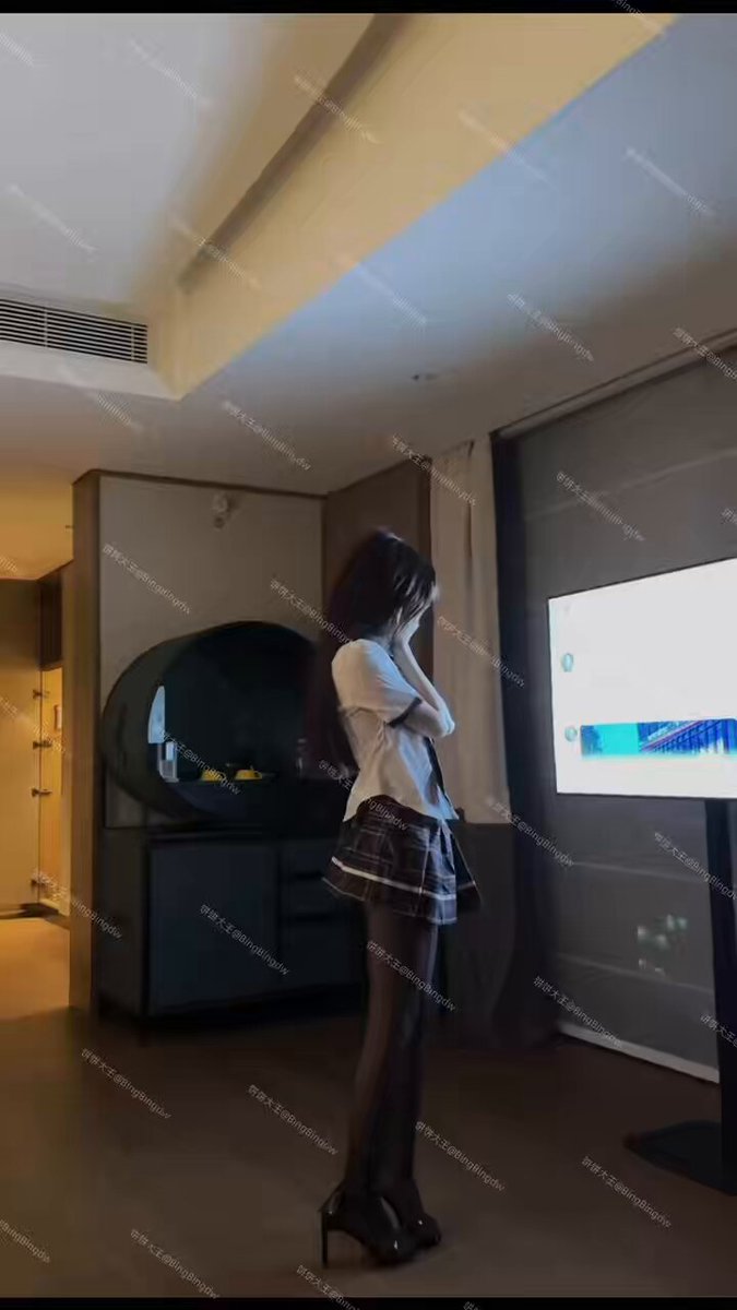 酒店黑丝女仆超短裙翘臀诱惑，性感高跟扭腰秀身材！