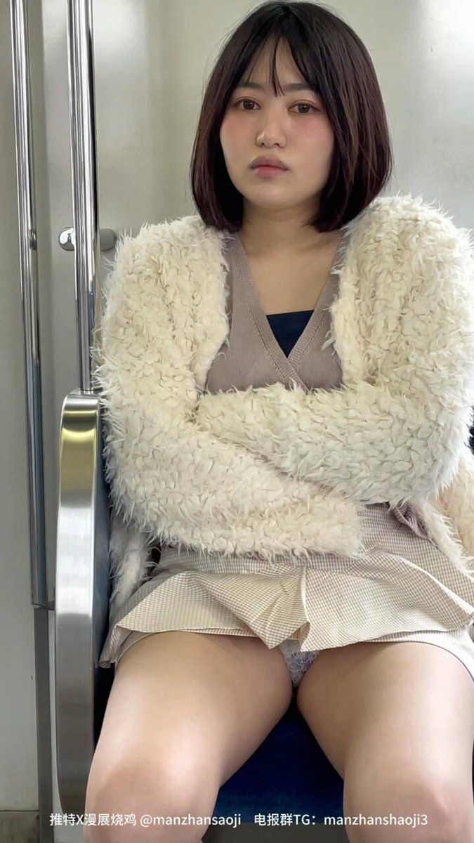 몰래 사진 찍는 게 들켰을 때 기뻤을까? #바닥낚시 #비밀촬영 #노출증 #의상사고 #유두노출  