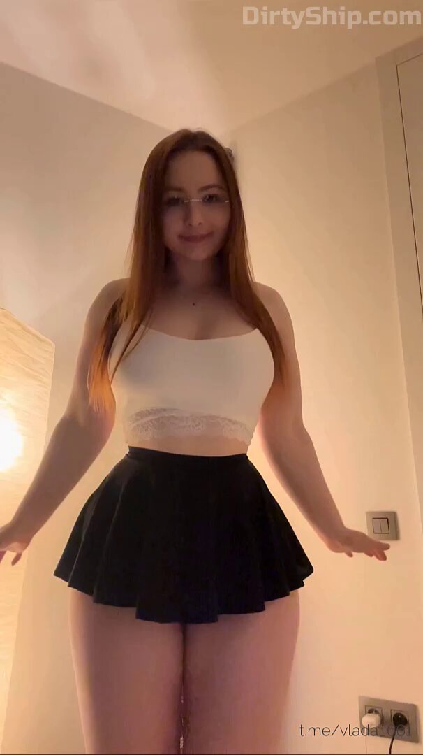 赤毛の大尻美女の脱衣ショー〜魅惑のヒップ