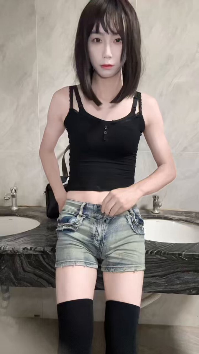 Hvorfor er det fortsatt så varmt om natten? Er det noen som blir varme? 😋 #crossdresser #mannligjente #utstilling 