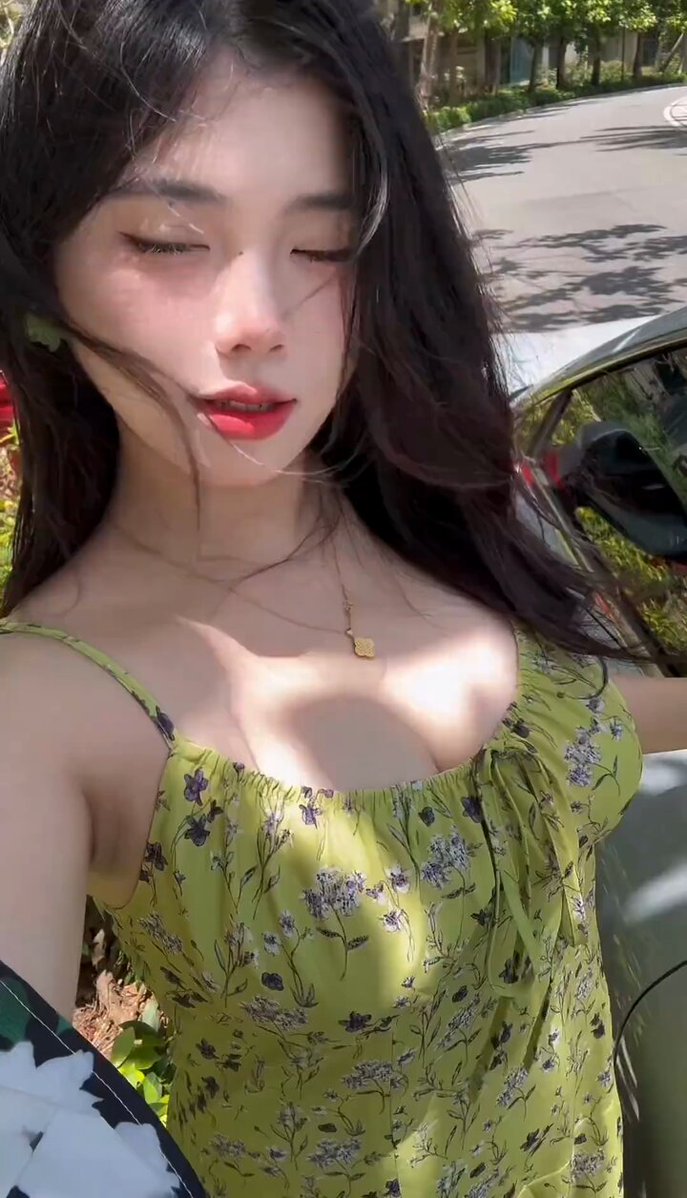 車のそばで誘惑する緑のドレス美女！巨乳・深Vのローカット自撮りで色っぽく