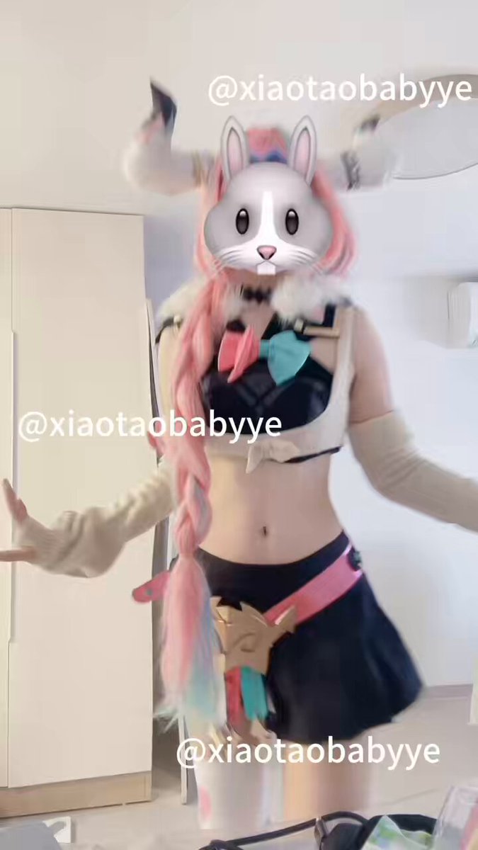 小兔娘cosplay诱惑！粉毛兔耳少女露腹扭腰超性感