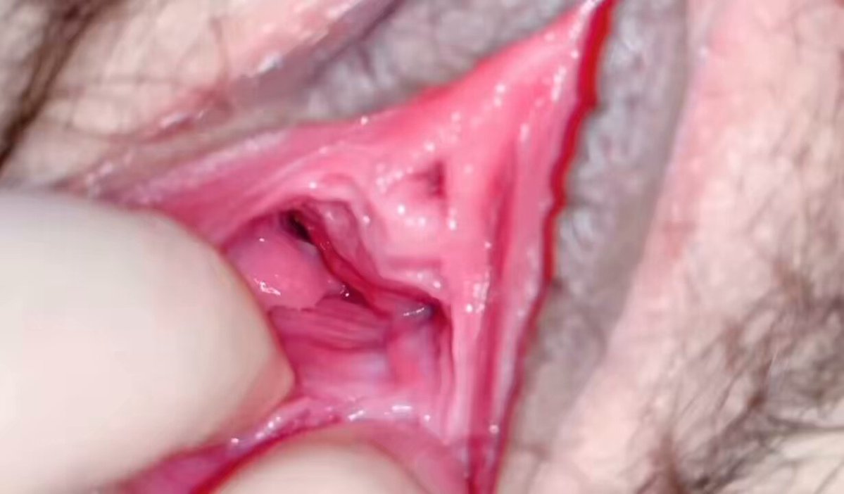 扒开让你们都看清楚，我的骚屄里能装多少精液，好想玩那种几十个人排队往我屄里灌精液的活动，谁能帮我组织安排一下，我保证真的玩👅 