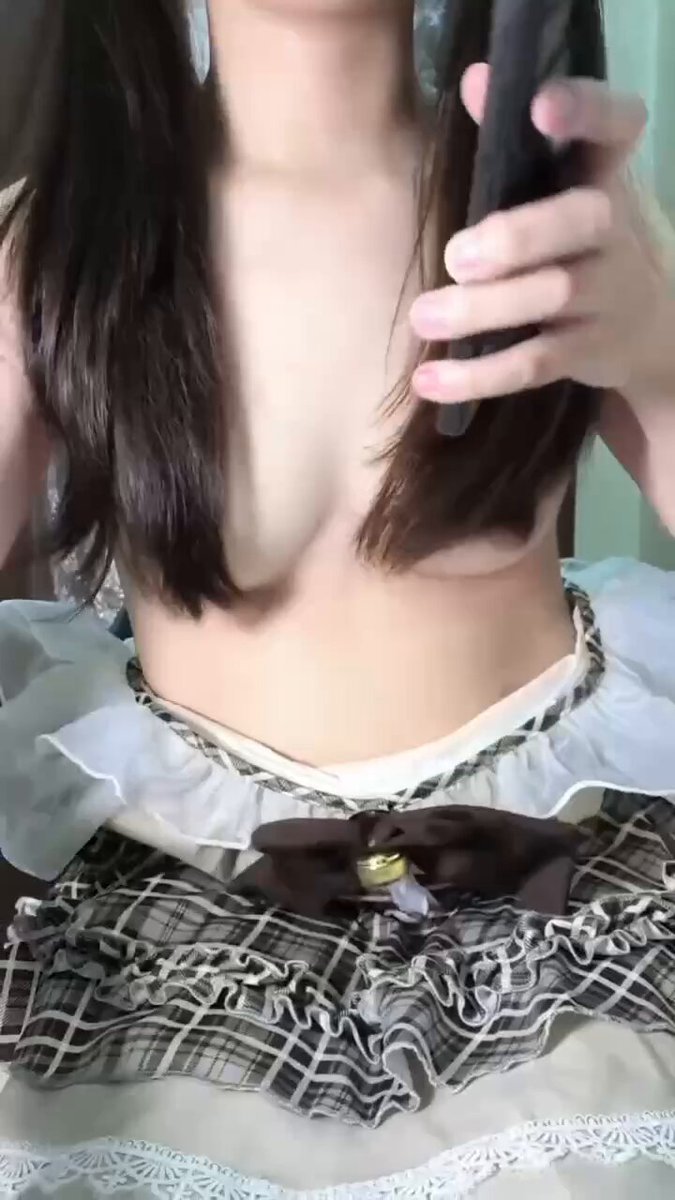 ツインテールJK少女の裸乳セルフプレイショー、ピンクの乳首が硬くそそる