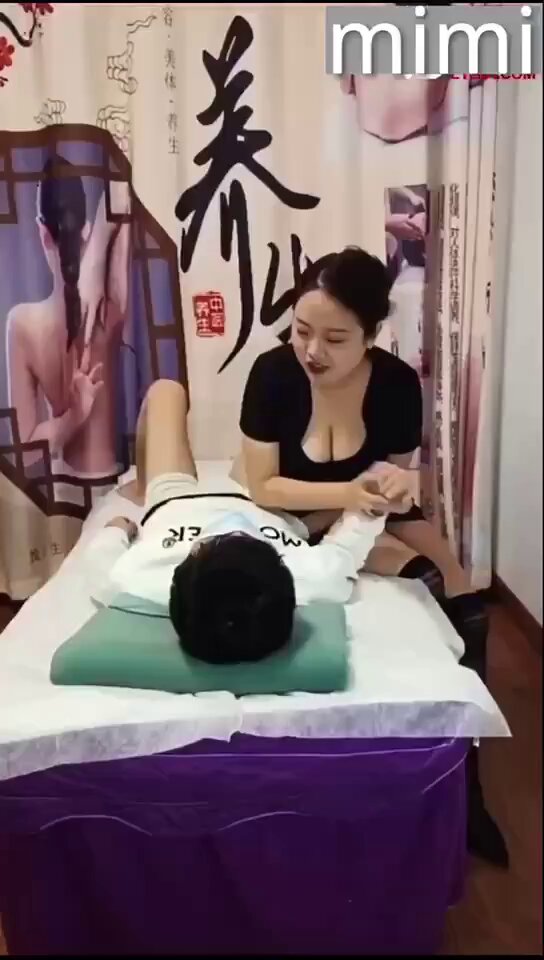 黑丝美女技师按摩大腿内侧，巨乳深V诱惑男客硬了！