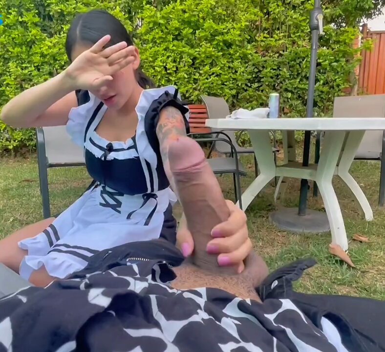 女仆翘臀野外猛撸黑人大屌狂喷精