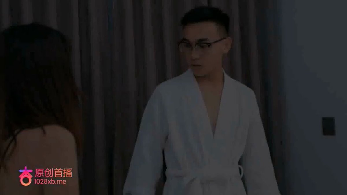 眼镜男浴袍诱惑！狂舔女优蜜穴大奶狂干高潮连连