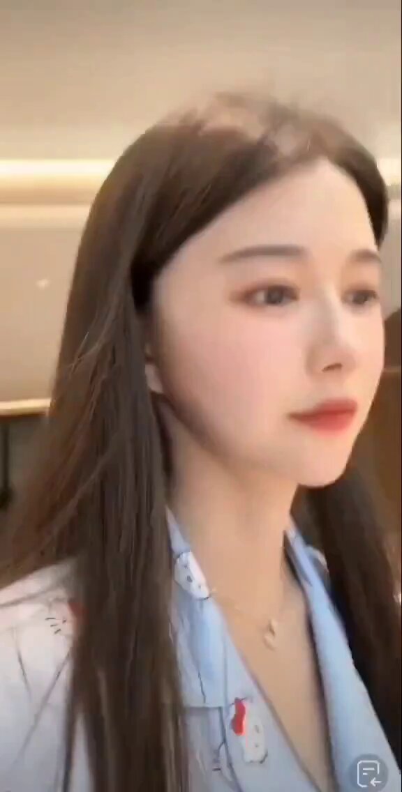 清纯美女穿卡通睡衣诱惑自拍，酒店私密大秀！