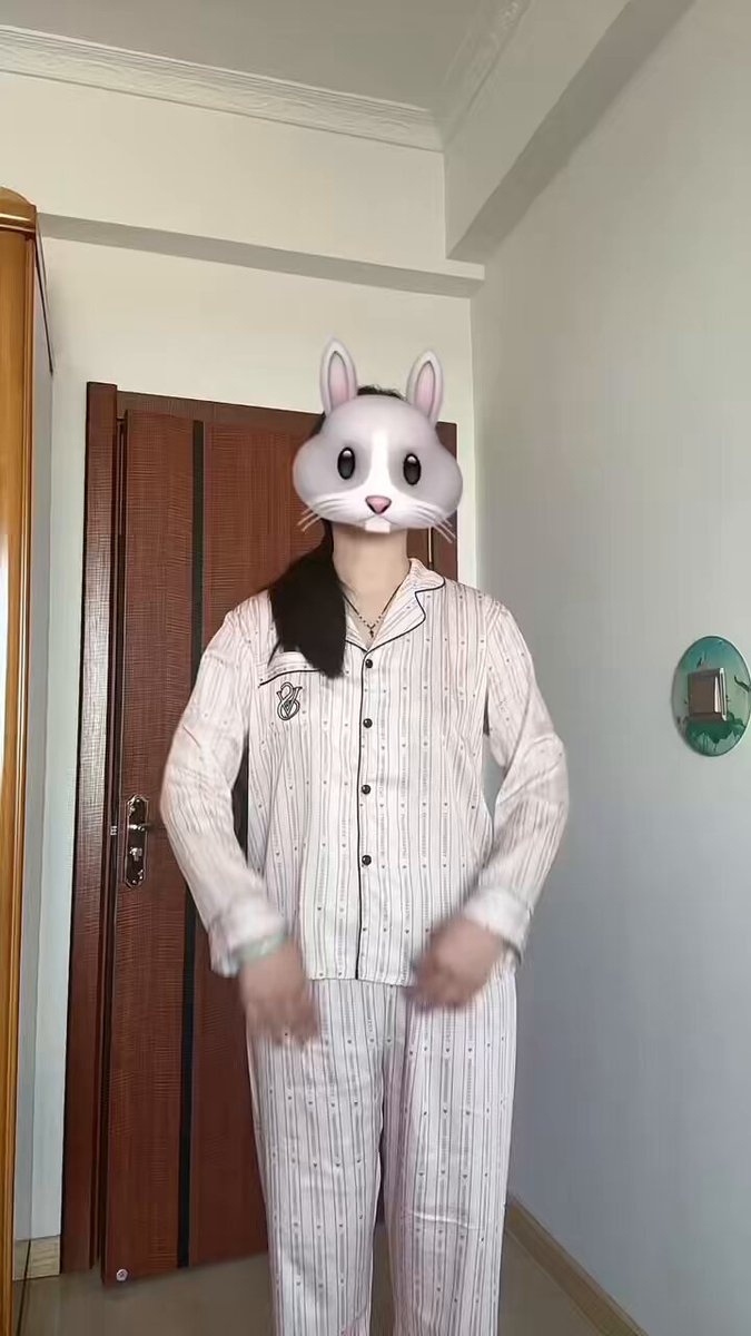 wataa💛 बिल्लियों को पालना और नाचना #ShakeDance #PurpleIsCharming #CostumeTransformation 

   
   