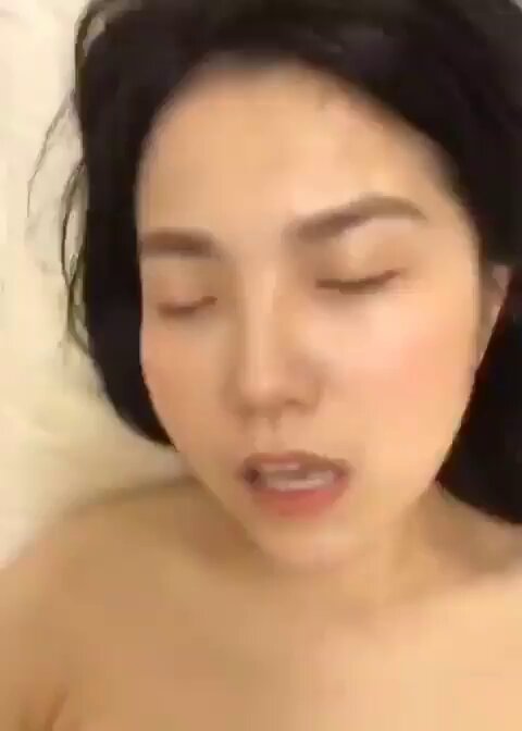 想勾引有妇之夫做爱，一边打电话说爱你老婆，其实肉棒正插在我的小逼里狠狠耸动，挂了电话之后骂我是夹鸡巴的骚逼，水裹满他的肉棒，他回去还要用...