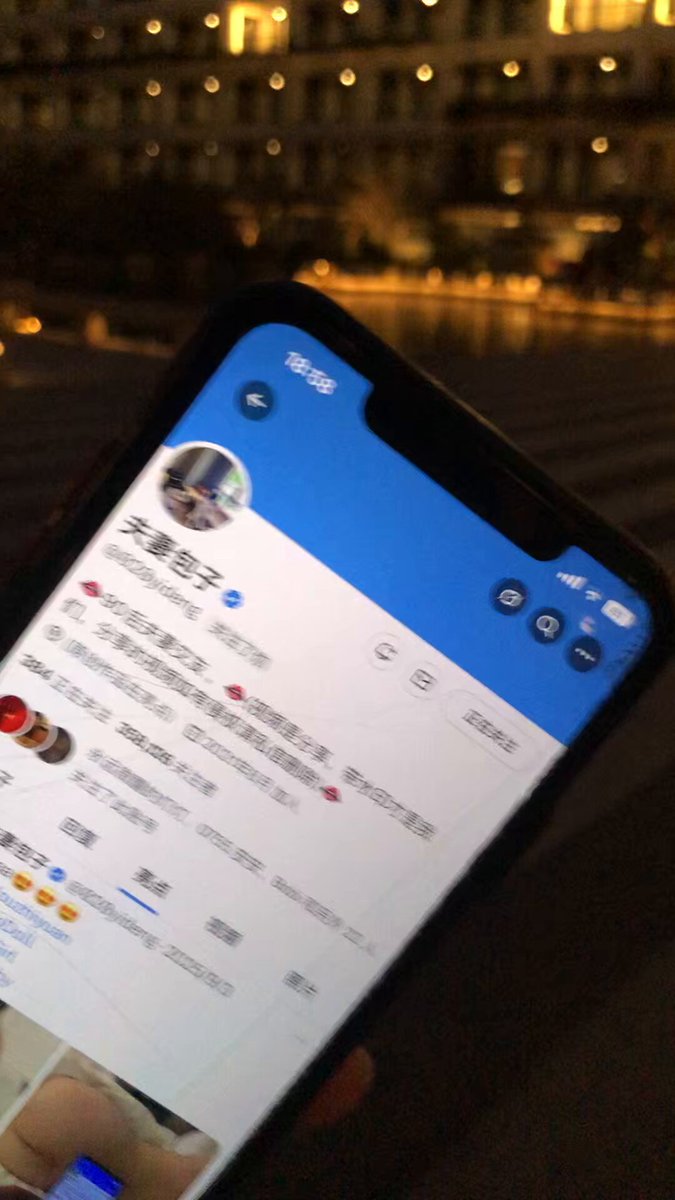 夜店酒店边看骚聊记录边猛撸鸡巴！