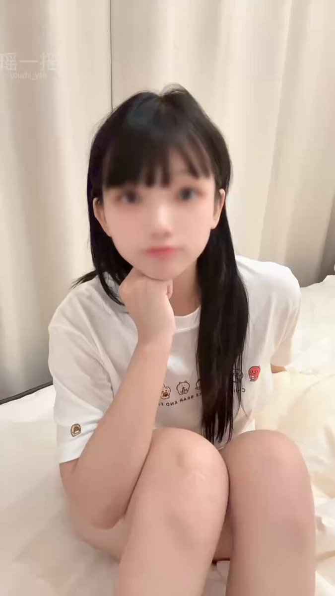 黑长直美少女床上翘臀诱惑 超短T恤露大腿无内裤