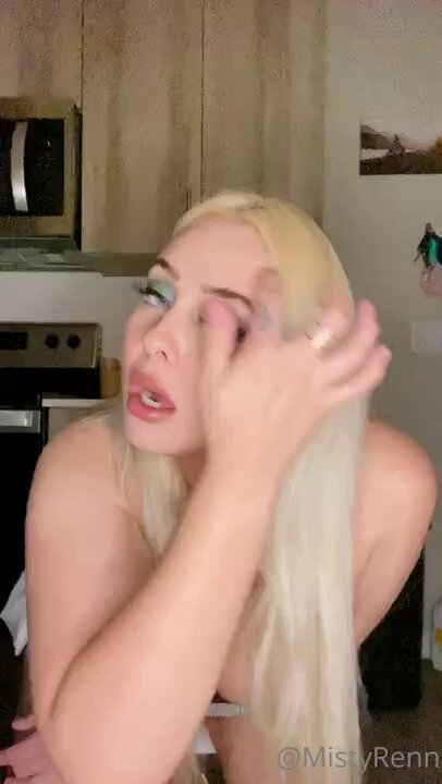 厨房巨乳金发辣妹MistyRen挑逗大秀，爆乳抖动裙底走光