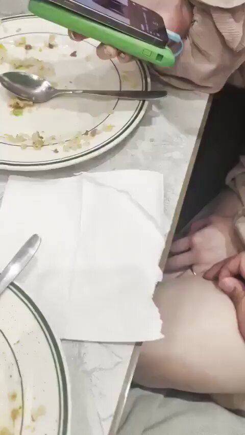 饭桌下偷摸嫩穴！手机偷拍白嫩大腿间湿润骚逼