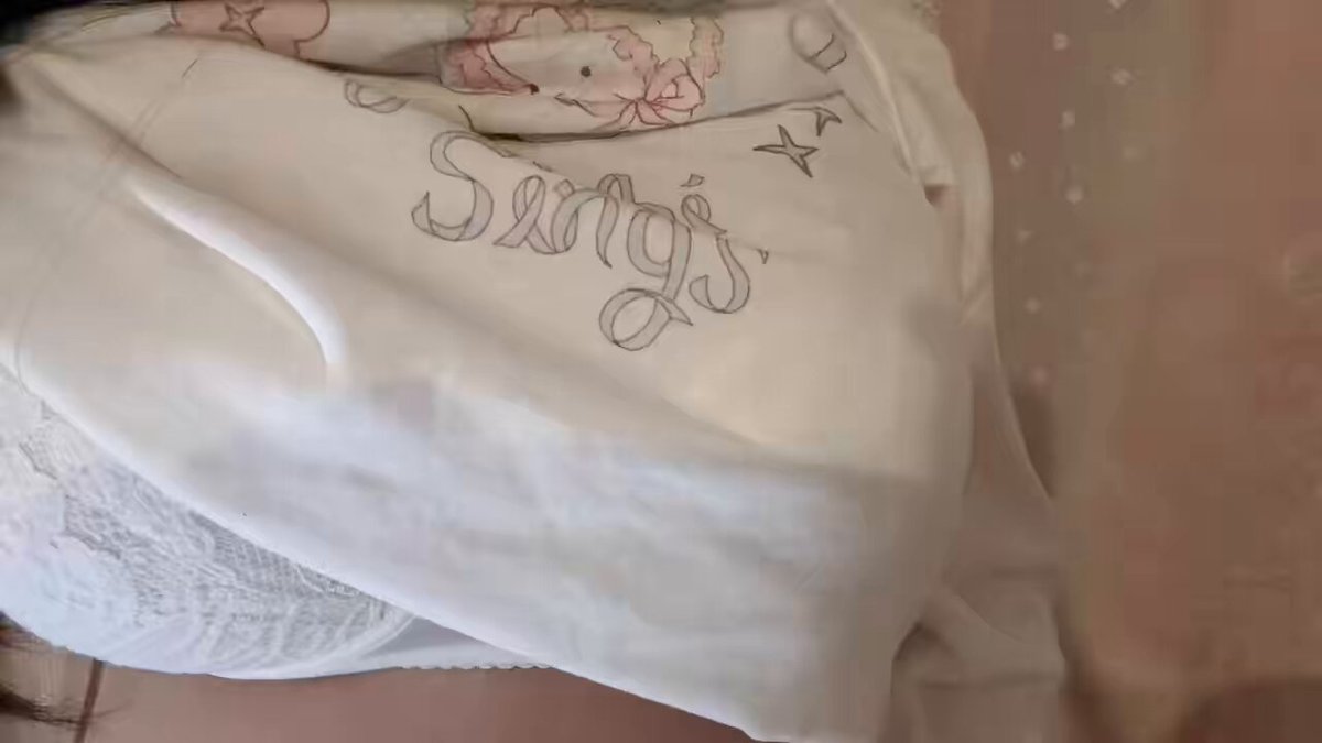 Sangsang巨乳美女脱衣秀！白蕾丝文胸挤爆爆乳诱惑