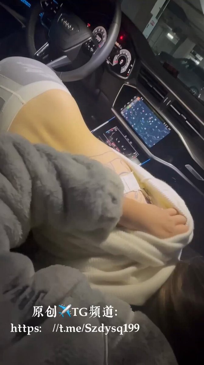 Car Sex Bonus! Sexy Girl Exposes Her Big Butt While Driving and Gets Her Hole Groped and Furiously Fingered