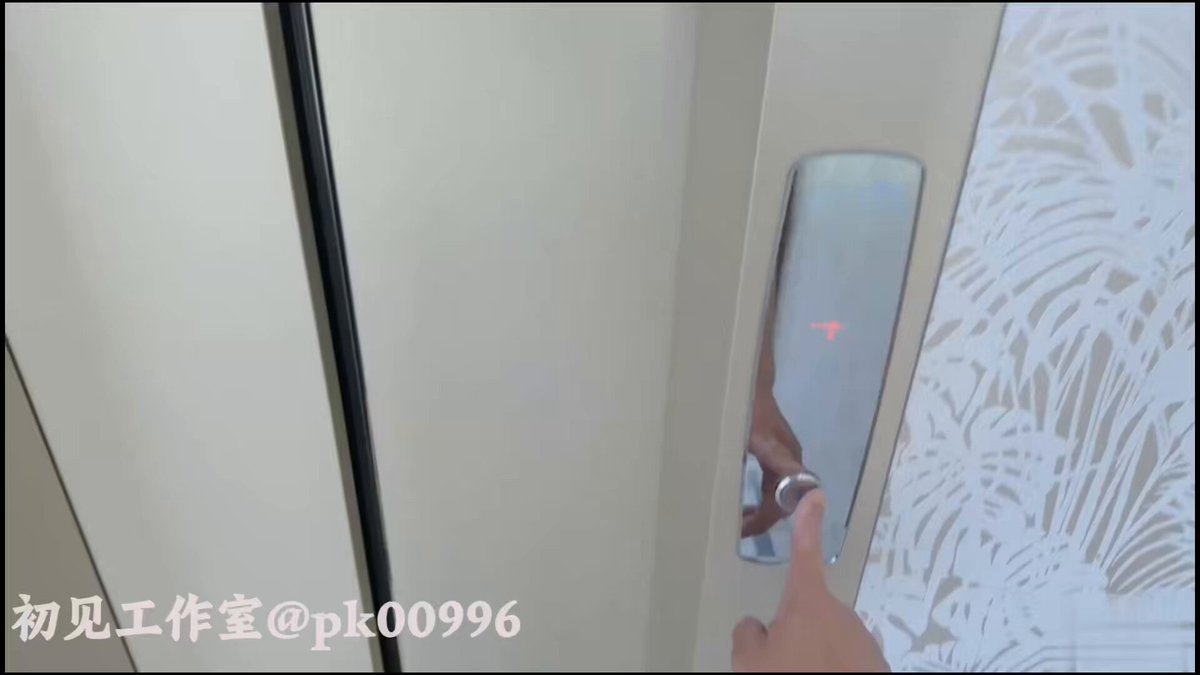 服从性很高的一个江南妹妹，从电梯开门的瞬间乖的一塌糊涂，直接带到浴室，来点湿身诱惑，这哪能抗的住，直接 