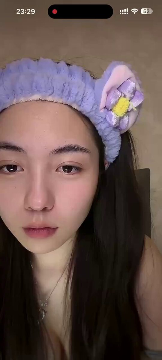 紫色の猫耳の少女が深V爆乳で誘惑する配信