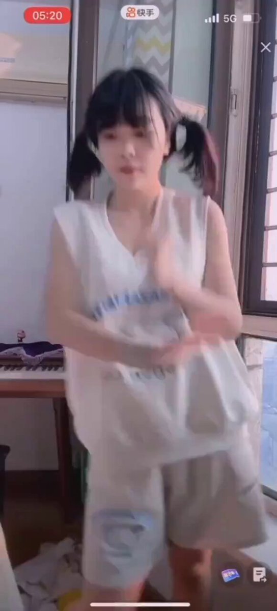 ツインテールの萌え少女が生配信でタイトな白タンク＆ショートパンツ、腰くねりでヒップが超誘惑的