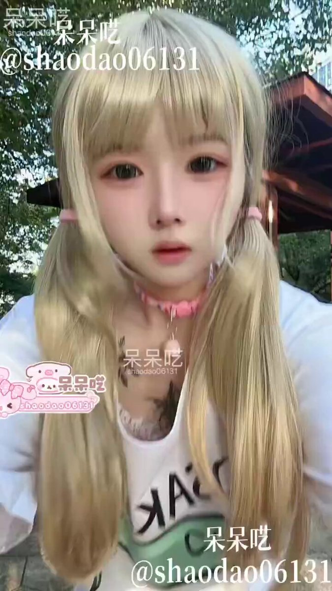 金发双马尾成人角色户外大胆露出！大秀粉嫩骚穴求操