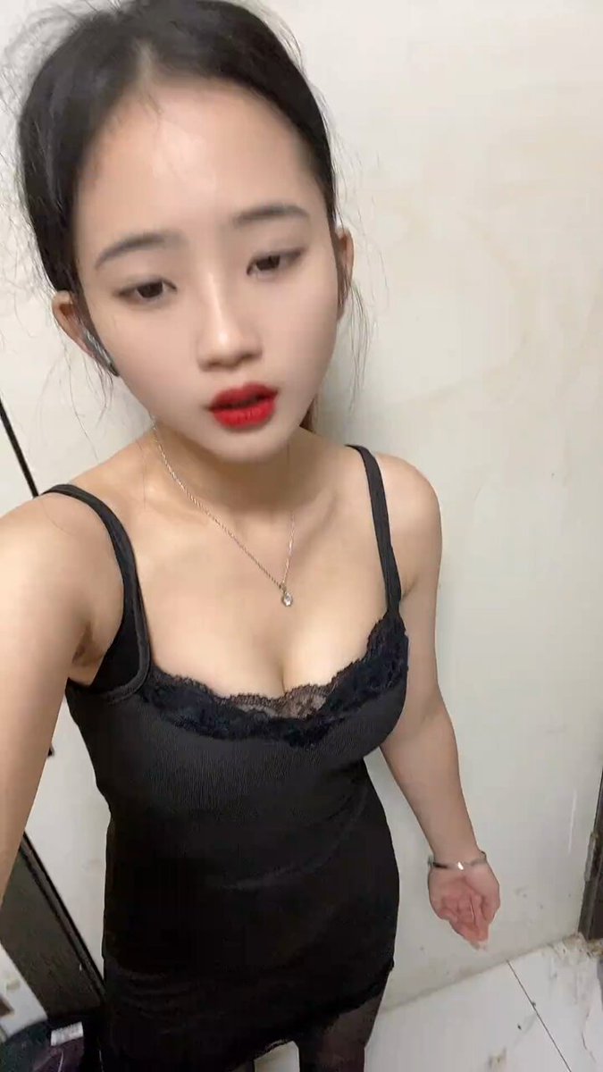 黑丝美女深V蕾丝连衣裙诱惑自拍，巨乳晃动手指比心超撩人！