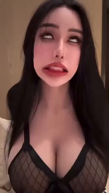 狐狸精大奶美女伸舌头V手势 巨乳网纱内衣诱惑挑逗