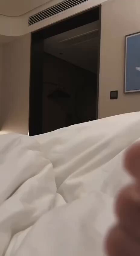 ホテルの大きなベッドで女性が手でオナニーして潮吹き