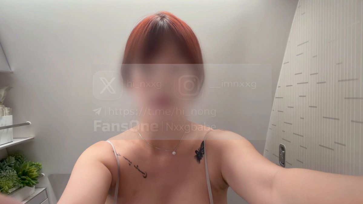 浴室のセクシーギャル自撮り！赤毛の巨乳ギャルがキャミソールブラで大胆に谷間を露出、ファン向けの誘惑が満載！