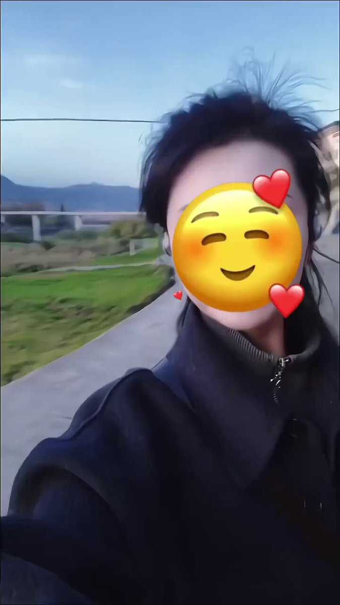 黒髪美女の屋外セルフィー誘惑　黒ストッキングの美脚が色っぽく際立つ