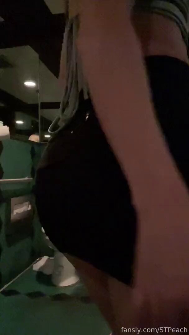 バーでヒップのセクシーギャルがショーツを引っ張って大きなお尻を露出、激しく誘惑！